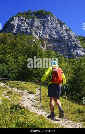 Wanderer auf dem Weg zum Gipfel Col de la Sure, Frankreich, Chartreuse, Grenoble Stockfoto