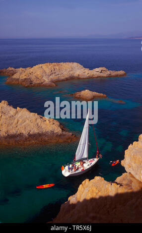 Segelboot in Ile Rousse im Norden der Insel Korsika, Frankreich, Korsika Stockfoto