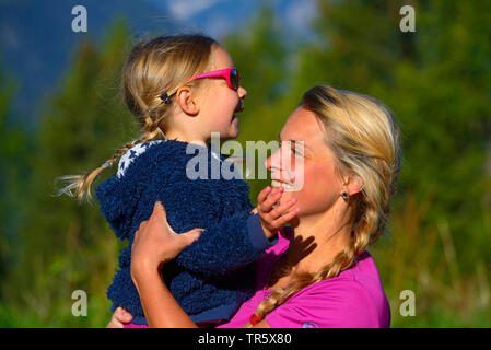 Die Mutter einer Tochter im Urlaub in den Bergen, in Frankreich, Savoyen, Sainte Foy Tarentaise, Stockfoto