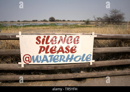 Auf dem Schild "Silence Bitte" an einem Wasserloch, Namibia, Etosha National Park Stockfoto