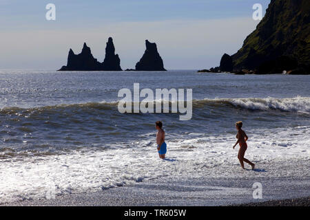 Personen am Strand von felsnadeln an Reynisdrangar bei Vik i ¡ Myrdal, Island, South Island, Reynisdrangar Stockfoto