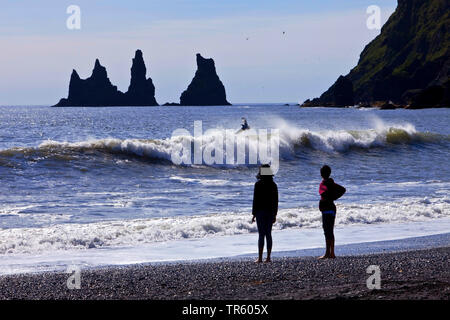 Personen am Strand von felsnadeln an Reynisdrangar bei Vik i ¡ Myrdal, Island, South Island, Reynisdrangar Stockfoto