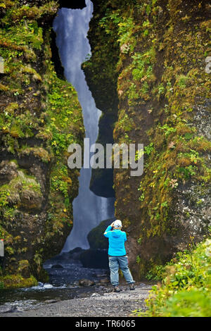 Tourist, Bild von kleinen Wasserfall in Glufrafoss Seljaland, Island, South Island, Seljaland Stockfoto