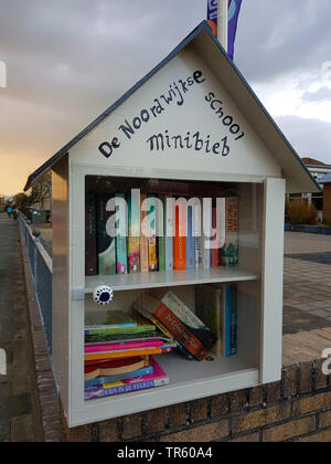 Mini Bibliothek für gebrauchte Bücher in einem Urlaubsort, Niederlande, Noordwijk aan Zee Stockfoto