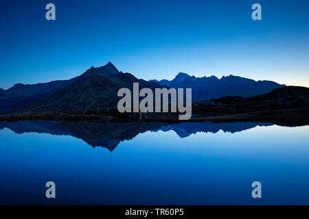 Gaerstenhoerner und Galenstock Berge spiegeln in einem Bergsee in den frühen Morgen, Schweiz Stockfoto