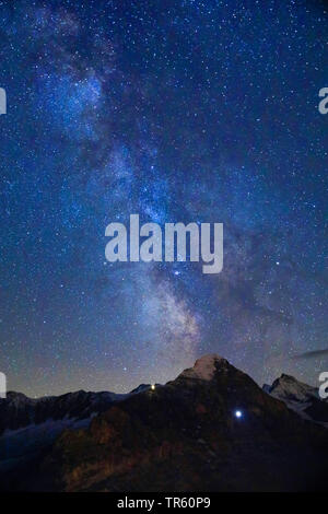 Sternenhimmel mit Milchstraße über Eiger und Jungfrau, Schweiz, Berner Oberland Stockfoto