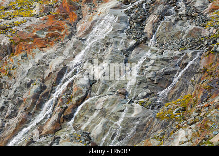 Gletscherwasser der Rhonegletscher entlang einer Felswand, Schweiz, Wallis, Oberwallis Stockfoto