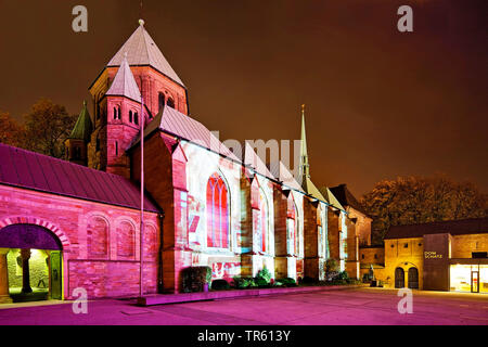 Beleuchtete Essener Münster, Festival der Lichter, Deutschland, Nordrhein-Westfalen, Ruhrgebiet, Essen Stockfoto