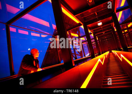 Beleuchtete Treppen das Ruhr Museum, Zeche Zollverein, Zollverein, Deutschland, Nordrhein-Westfalen, Ruhrgebiet, Essen Stockfoto