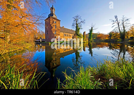 Tueschenbroich Schloss im Herbst, Deutschland, Nordrhein-Westfalen, Niederrhein, Wegberg Stockfoto