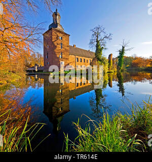 Tueschenbroich Schloss im Herbst, Deutschland, Nordrhein-Westfalen, Niederrhein, Wegberg Stockfoto