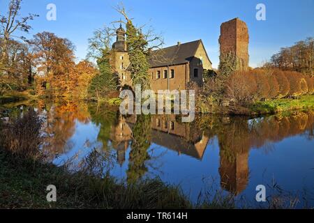 Blick von Motte-und-Bailey von Schloss zu Schloss Tueschenbroich im Herbst, Deutschland, Nordrhein-Westfalen, Niederrhein, Wegberg Stockfoto