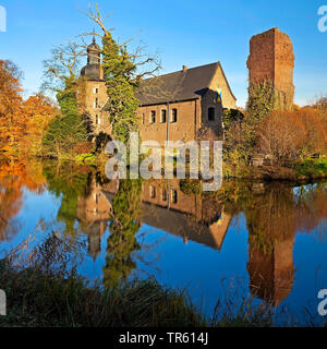 Blick von Motte-und-Bailey von Schloss zu Schloss Tueschenbroich im Herbst, Deutschland, Nordrhein-Westfalen, Niederrhein, Wegberg Stockfoto