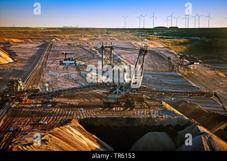 Braunkohle Tagebau mit Stapler, Windenergieanlagen im Hintergrund, Deutschland, Nordrhein-Westfalen, Garzweiler, Juechen Stockfoto