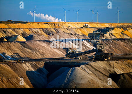 Braunkohle Tagebau mit Stapler, Windenergieanlagen im Hintergrund, Deutschland, Nordrhein-Westfalen, Garzweiler, Juechen Stockfoto