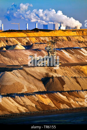 Braunkohle Tagebau und Kraftwerk im Hintergrund, Deutschland, Nordrhein-Westfalen, Garzweiler, Juechen Stockfoto