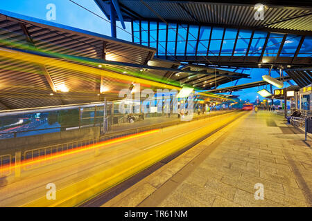 Bus- und Straßenbahn-terminal Neue Mitte des CentrO Shopping Mall, Deutschland, Nordrhein-Westfalen, Ruhrgebiet, Oberhausen Stockfoto