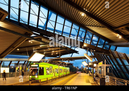 Bus- und Straßenbahn-terminal Neue Mitte des CentrO Shopping Mall, Deutschland, Nordrhein-Westfalen, Ruhrgebiet, Oberhausen Stockfoto