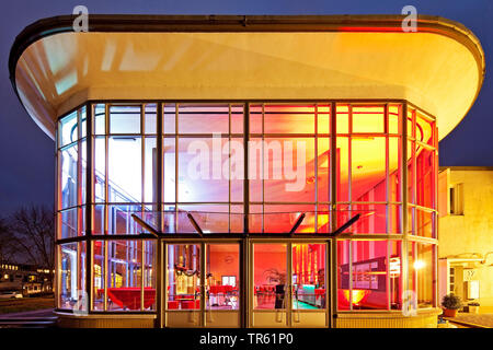 Produkt Design Forum, Warteraum der aufgeführten alten Hauptbahnhof am Abend, Deutschland, Nordrhein-Westfalen, Bergisches Land, Solingen Stockfoto