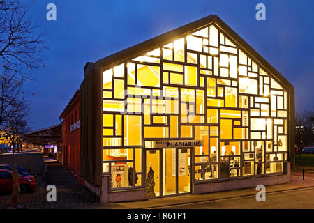 Illimumitated Museum Plagiarius in der Dämmerung, Deutschland, Nordrhein-Westfalen, Bergisches Land, Solingen Stockfoto