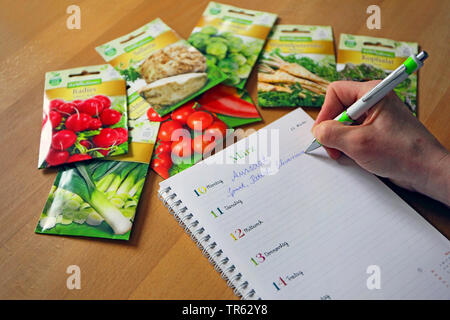 Frau schreiben Termine des Säens, Deutschland Stockfoto