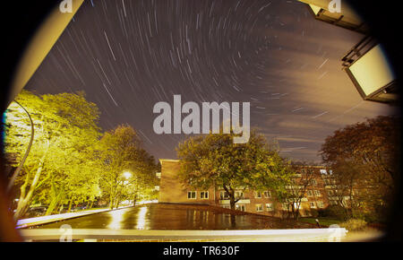 Nachthimmel mit sternspuren, Deutschland, Hamburg Stockfoto