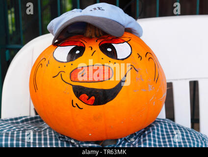 Knochenmark, Feld Kürbis (Cucurbita pepo), bemalte Fläche auf einem Kürbis, Kürbis Mann Stockfoto