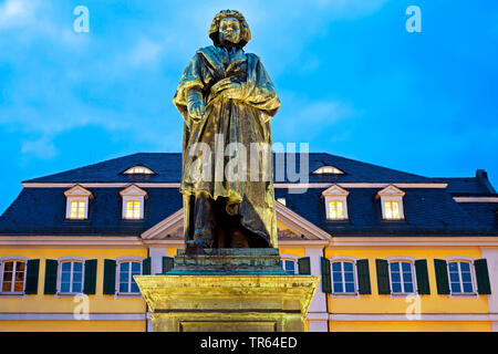 Beethoven Denkmal auf dem Münsterplatz vor General Post Office am Abend, Deutschland, Nordrhein-Westfalen, Bonn Stockfoto