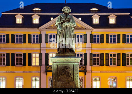 Beethoven Denkmal auf dem Münsterplatz vor General Post Office am Abend, Deutschland, Nordrhein-Westfalen, Bonn Stockfoto