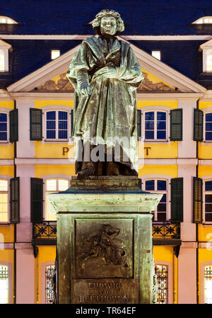 Beethoven Denkmal auf dem Münsterplatz vor General Post Office am Abend, Deutschland, Nordrhein-Westfalen, Bonn Stockfoto