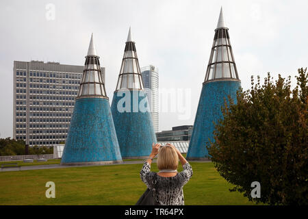 Frau, die Bilder von den konischen Lichtschächte auf dem Dachgarten der Kunst- und Ausstellungshalle, Deutschland, Nordrhein-Westfalen, Bonn Stockfoto