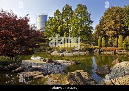 Japanischer Garten und Post Tower, Rheinaue, Deutschland, Nordrhein-Westfalen, Bonn Stockfoto