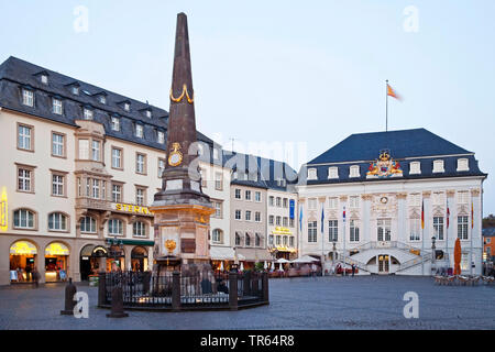 Marktbrunnen auf dem Marktplatz und Altes Rathaus am Abend, Deutschland, Nordrhein-Westfalen, Bonn Stockfoto