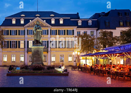 Beethoven Denkmal auf dem Münsterplatz und General Post Office am Abend, Deutschland, Nordrhein-Westfalen, Bonn Stockfoto