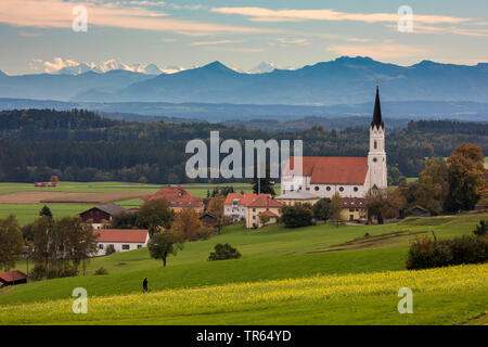 Kirche mit Obst Garten und Wiesen vor der Alpen, Deutschland, Bayern, Kirchdorf Stockfoto