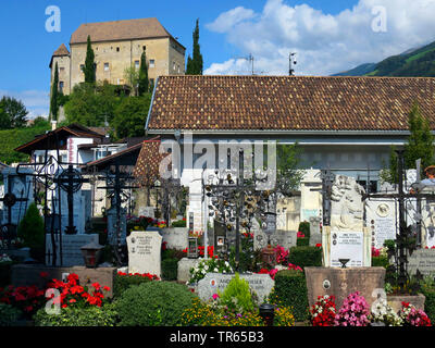 Friedhof und das Schloss Schenna, Italien, Südtirol, Schenna Stockfoto