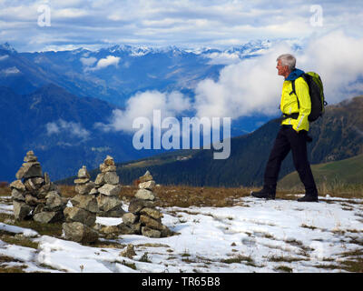 Wanderer auf einer Kante an der Ifinger, Italien, Südtirol, Hafling Stockfoto