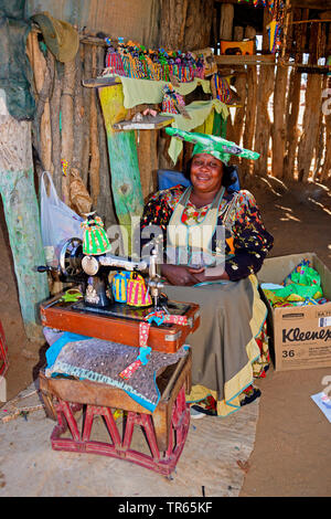 Herero Frau mit Nähmaschine, Namibia, Damaraland Stockfoto