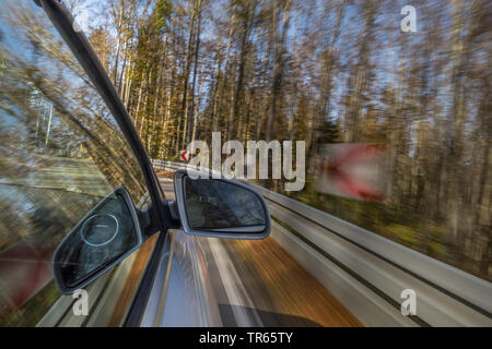 Auto fahren auf einer Straße im Herbst, Deutschland, Bayern Stockfoto