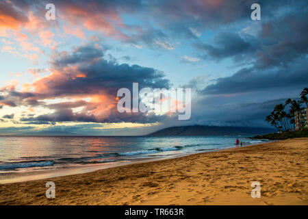 Sandstrand im Abendlicht, USA, Hawaii, Kamaole Beach Park II, Kihei Stockfoto