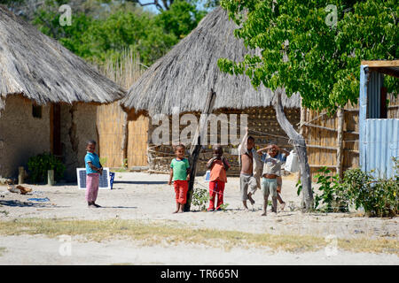 Spielende Kinder in einem Dorf, Botswana, Khwai Dorf Stockfoto