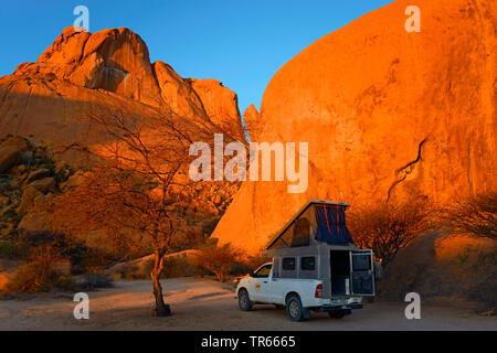Caravan an der Spitzkoppe, Namibia, Damaraland, Erongo, Spitzkoppe Stockfoto