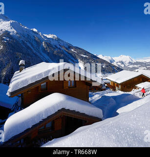 Schnee bedeckt traditionellen Chalets, Frankreich, Savoyen, Sainte-Foy-Tarentaise Stockfoto