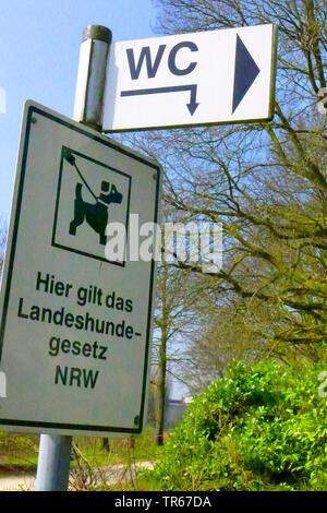 Informationen Zeichen, Hunde müssen an der Leine, Deutschland, Nordrhein-Westfalen gehalten werden Stockfoto