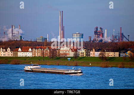 Frachtschiff auf dem Rhein, Gebäude und Thyssenkrupp industrial Landschaft im Hintergrund, Deutschland, Nordrhein-Westfalen, Ruhrgebiet, Duisburg Stockfoto