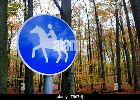 Reiten Zeichen in einem Wald, Deutschland Stockfoto