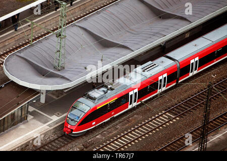 Regionale Zug am Bahnhof Deutz von oben, Deutschland, Nordrhein-Westfalen, Rheinland, Köln Stockfoto