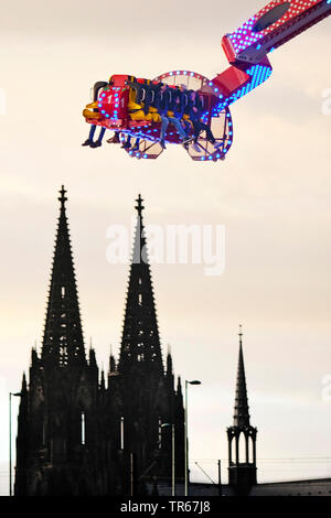 Deutz Kirmes und der Kölner Dom, Deutschland, Nordrhein-Westfalen, Rheinland, Köln Stockfoto