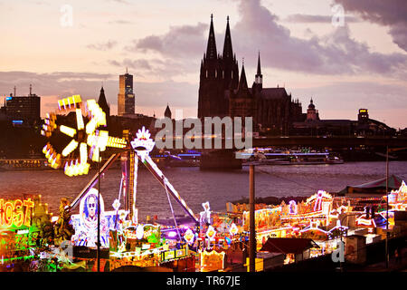 Deutz Kirmes und der Kölner Dom, Deutschland, Nordrhein-Westfalen, Rheinland, Köln Stockfoto