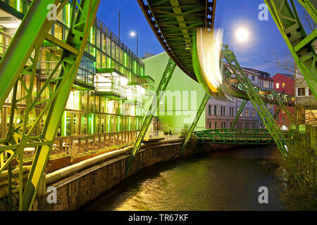 Umzug Wuppertal Seilbahn über die Wupper am Abend, Deutschland, Nordrhein-Westfalen, Bergisches Land, Wuppertal Stockfoto